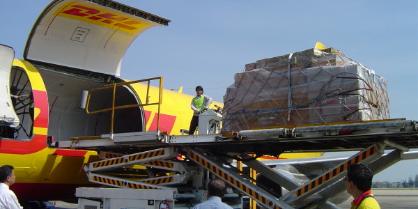Loading of relief supplies onto a DHL plane in aid of Tsunami victims in 2004 ## Verladung von Hilfsguetern in ein DHL-Flugzeug waehrend der Tsunami-Katastrophe 2004